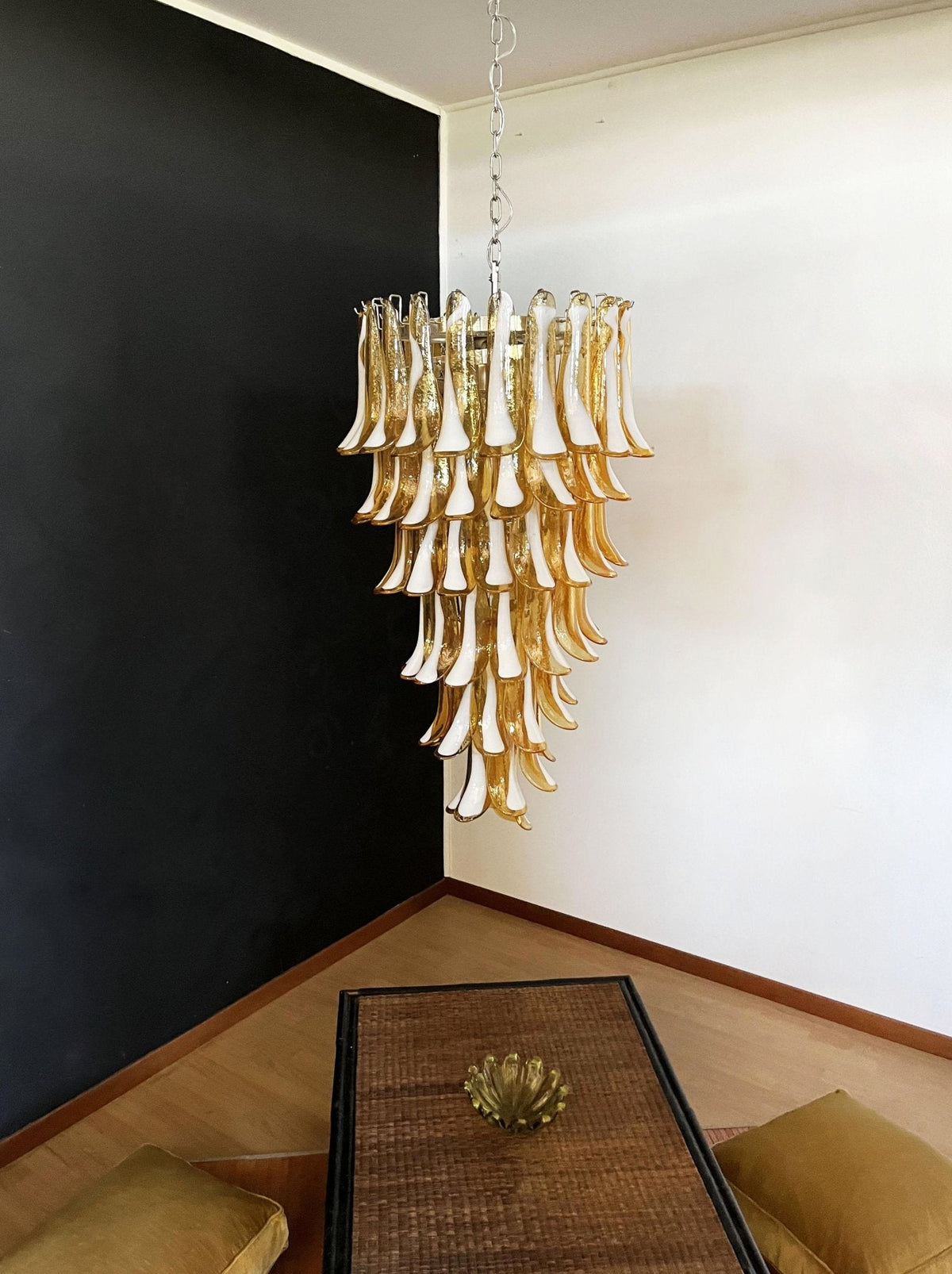 Lumenaine żyrandol ze szkła muranowego w kolorze karmelowym i białym Spiral Petals