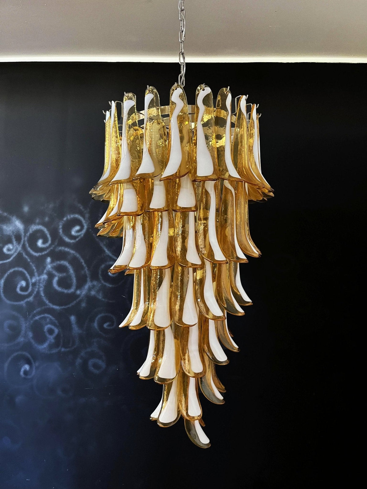 Lumenaine żyrandol ze szkła muranowego w kolorze karmelowym i białym Spiral Petals