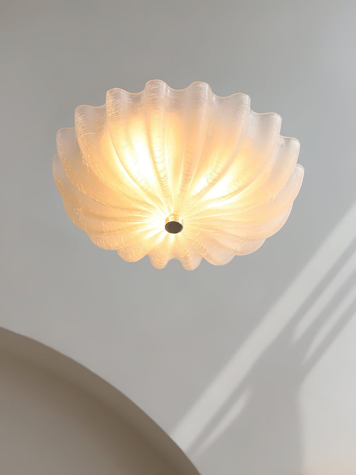 Urelis lampa sufitowa ze szkła wydmowanego w kształcie muszli