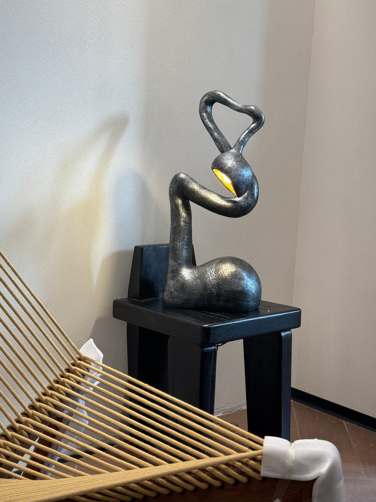 Twist czarna lampa stołowa o charakterze rzeźby