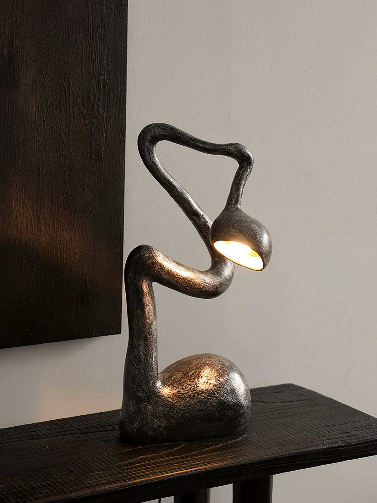 Twist czarna lampa stołowa o charakterze rzeźby