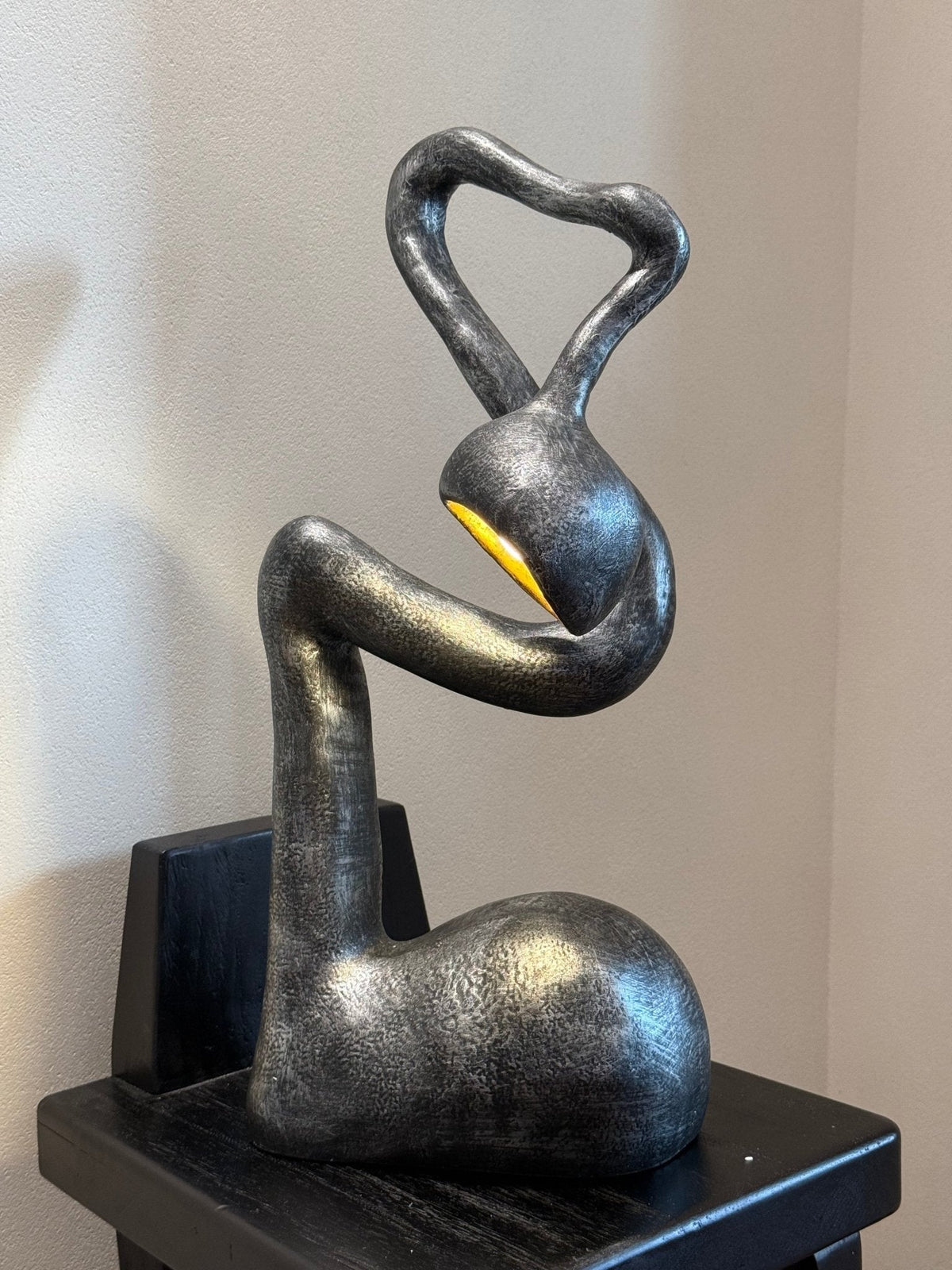 Twist czarna lampa stołowa o charakterze rzeźby