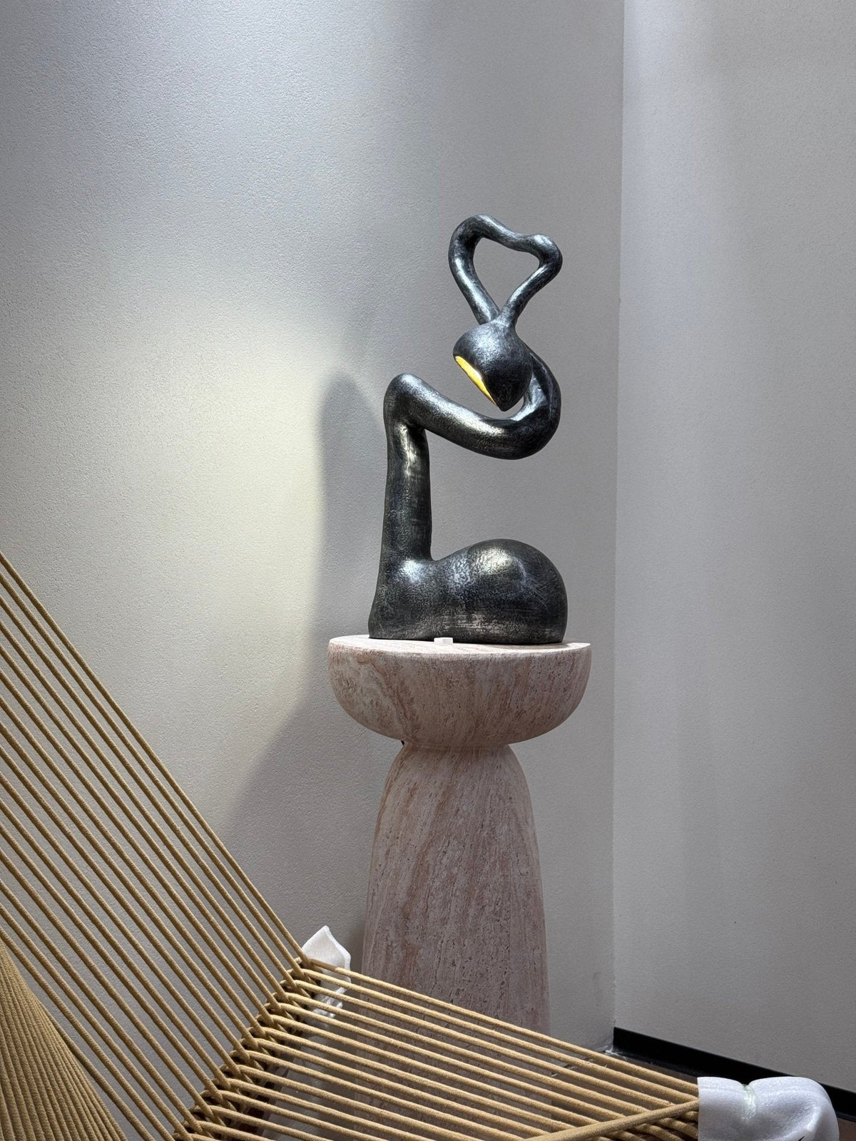 Twist czarna lampa stołowa o charakterze rzeźby