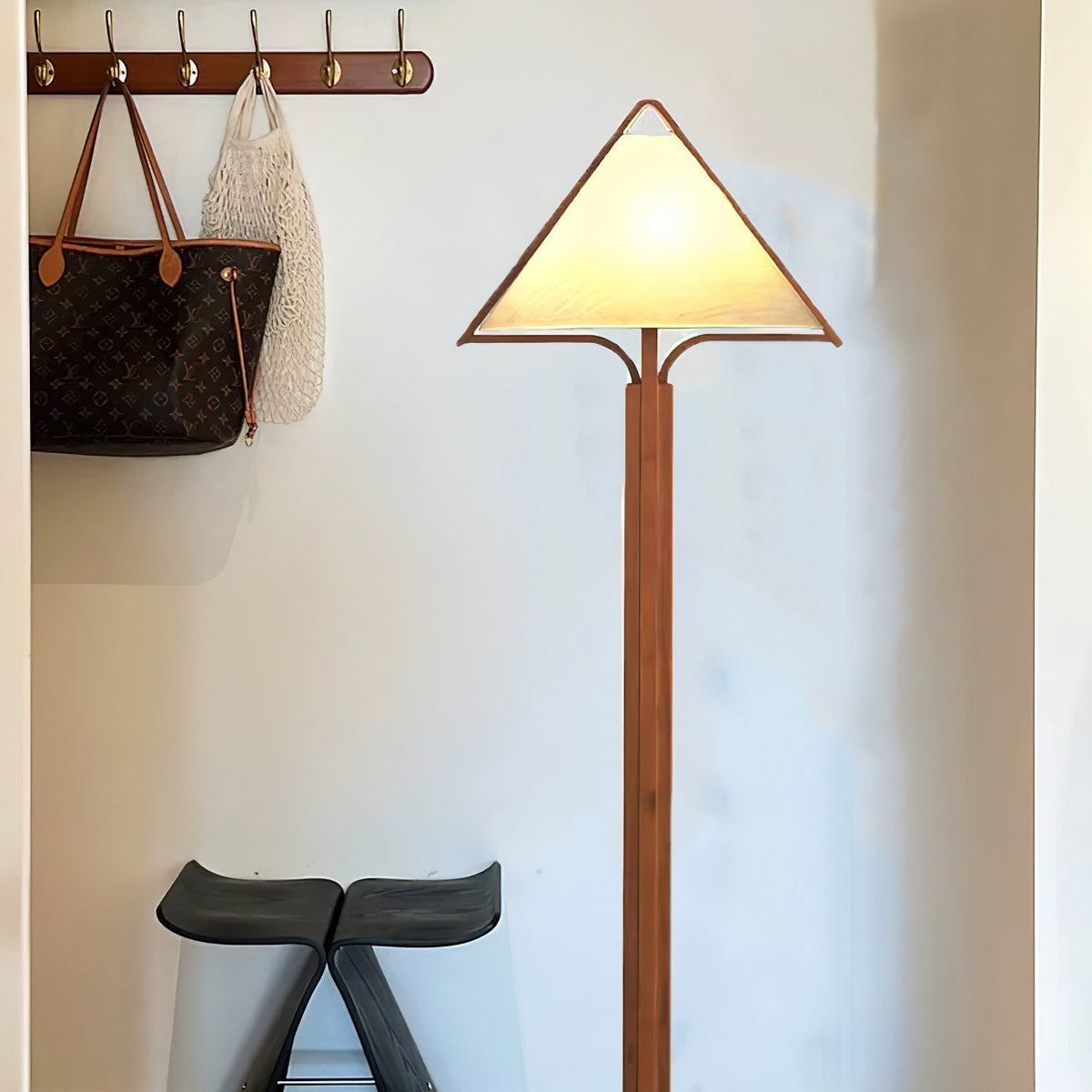 Lampa stojąca w kształcie namiotu