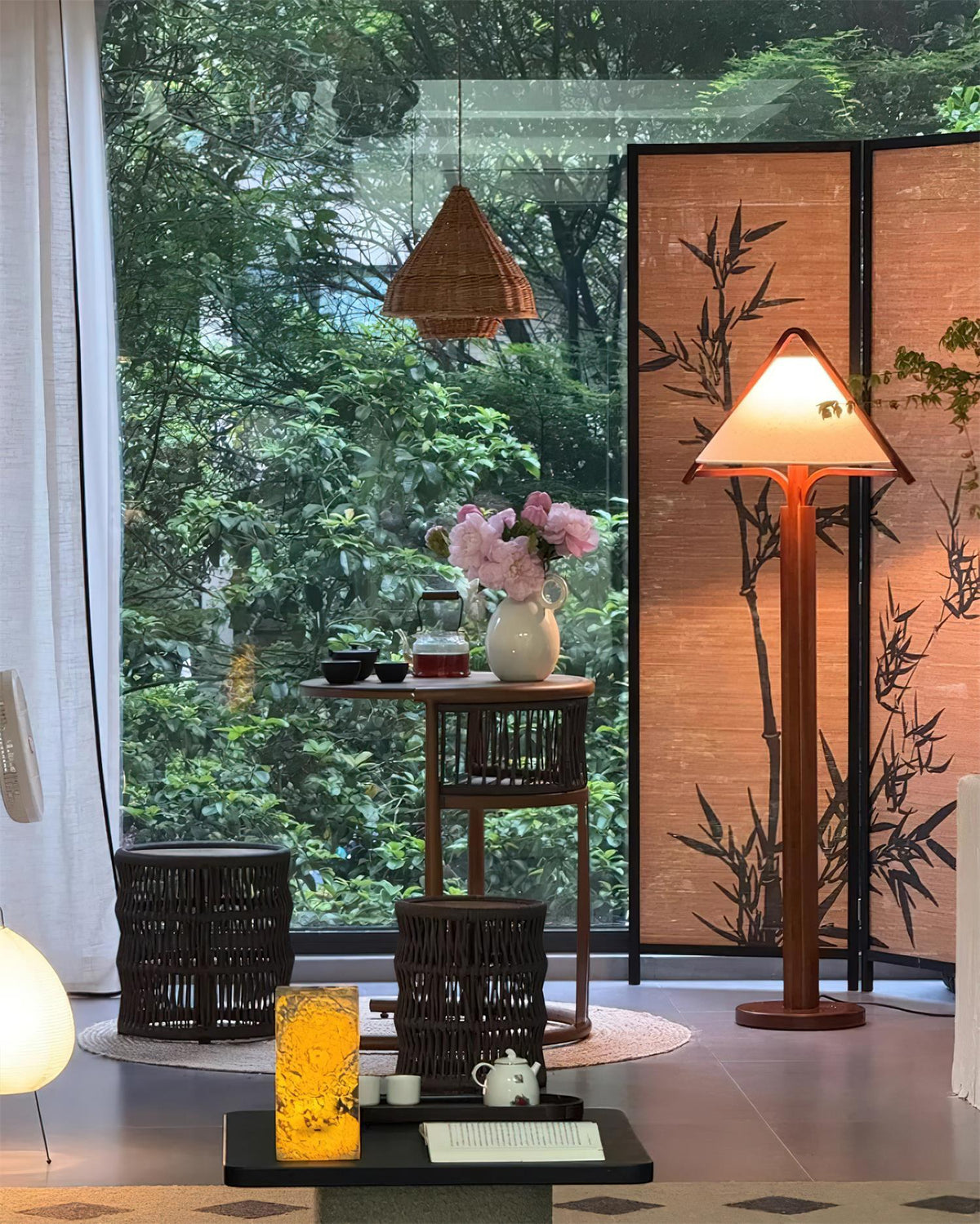Lampa stojąca w kształcie namiotu