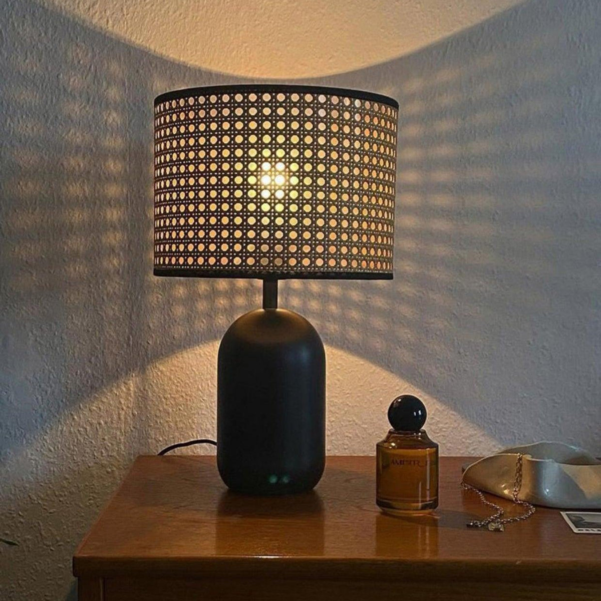 Ravarielle nowoczesna lampa stołowa ze słomy bambusowej
