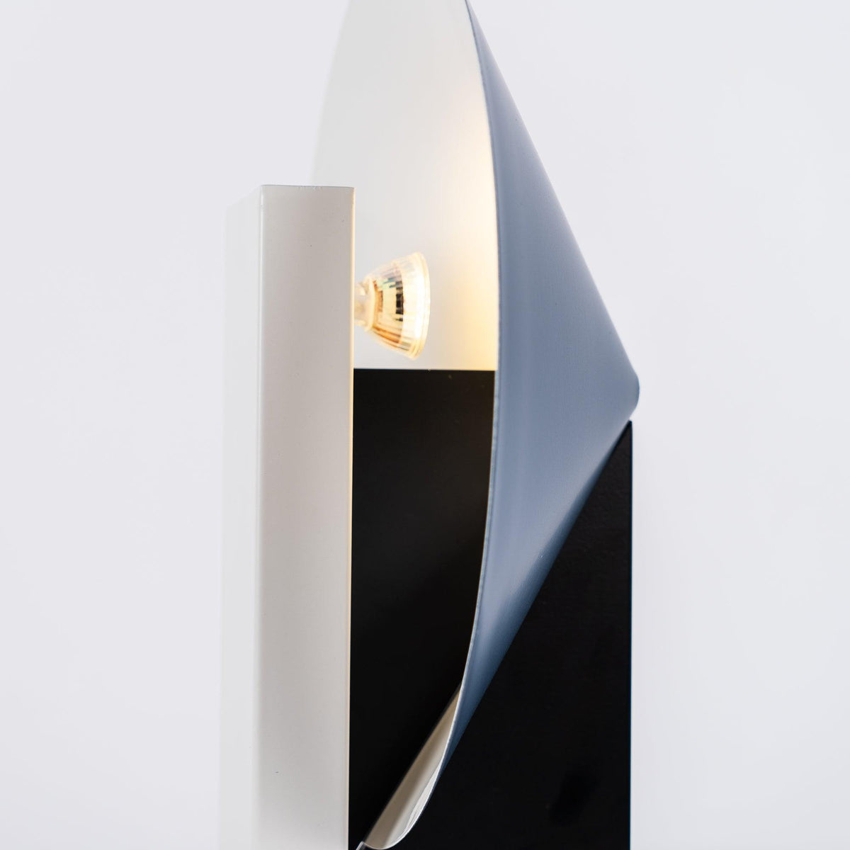 Cis minimalistyczna lampa stołowa