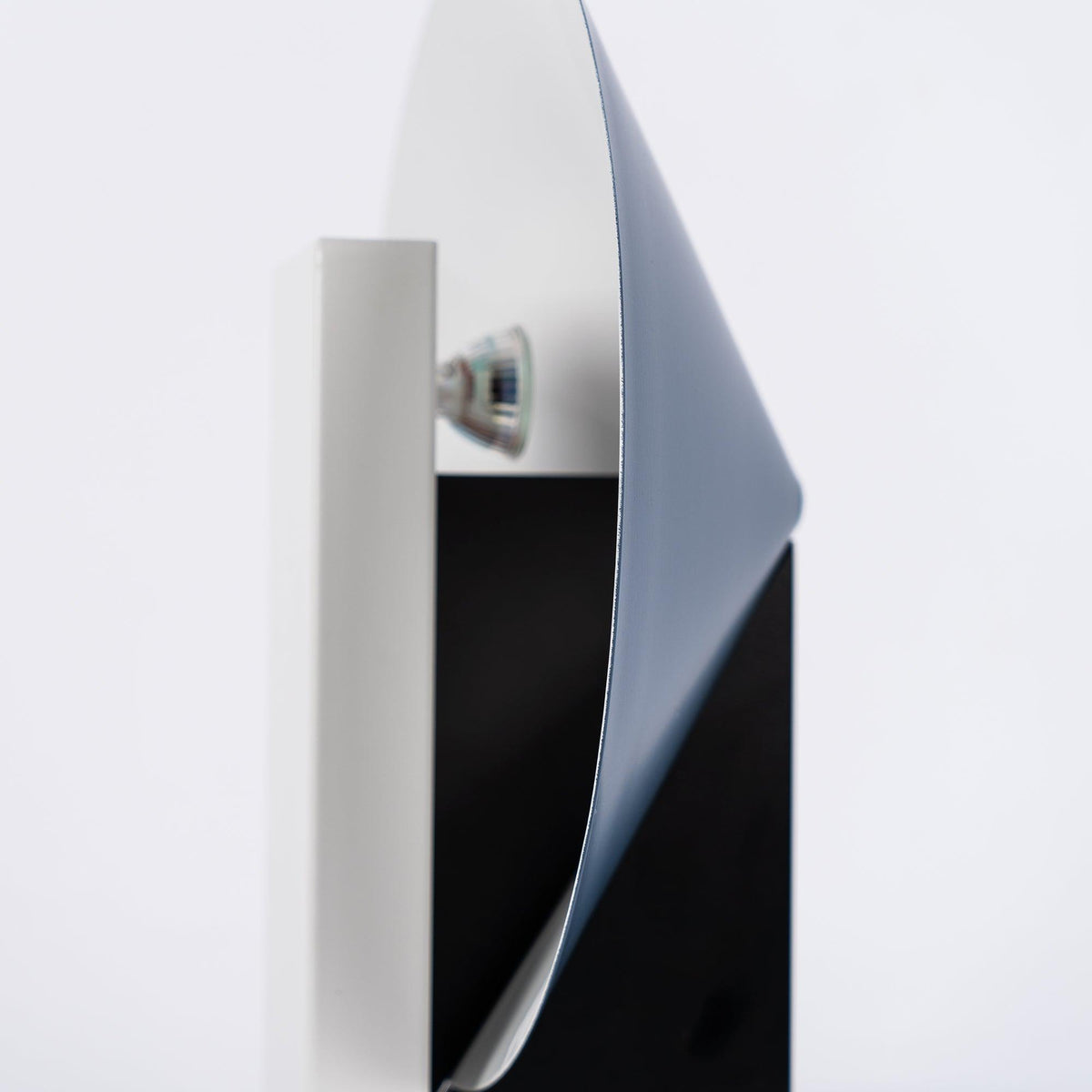 Cis minimalistyczna lampa stołowa