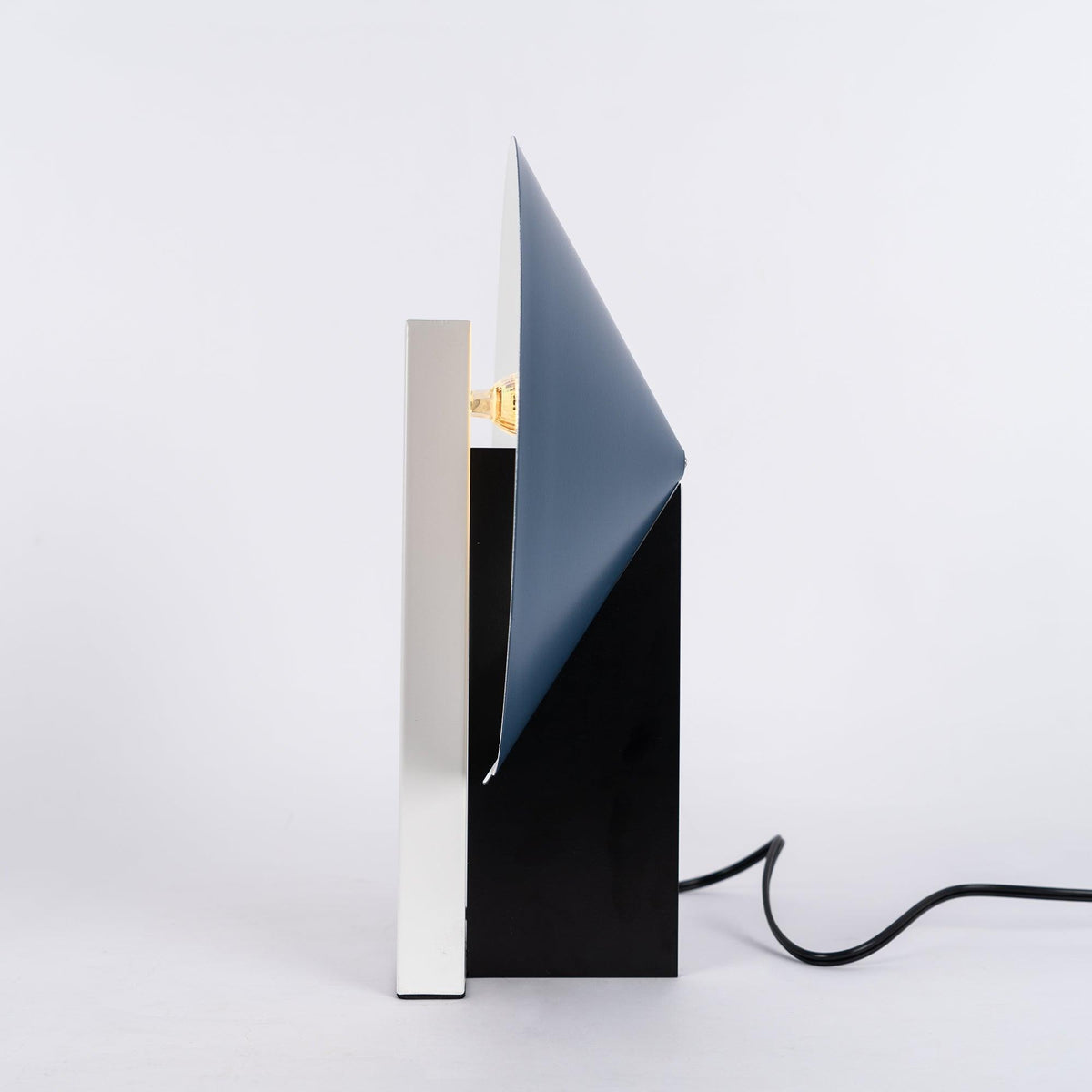 Cis minimalistyczna lampa stołowa