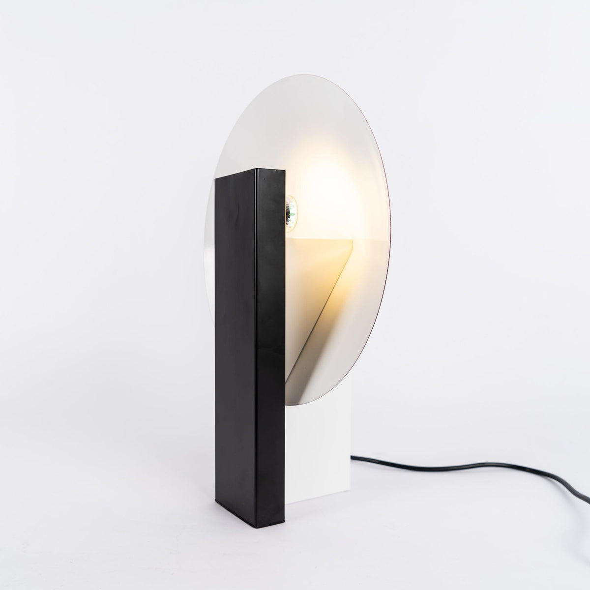 Cis minimalistyczna lampa stołowa