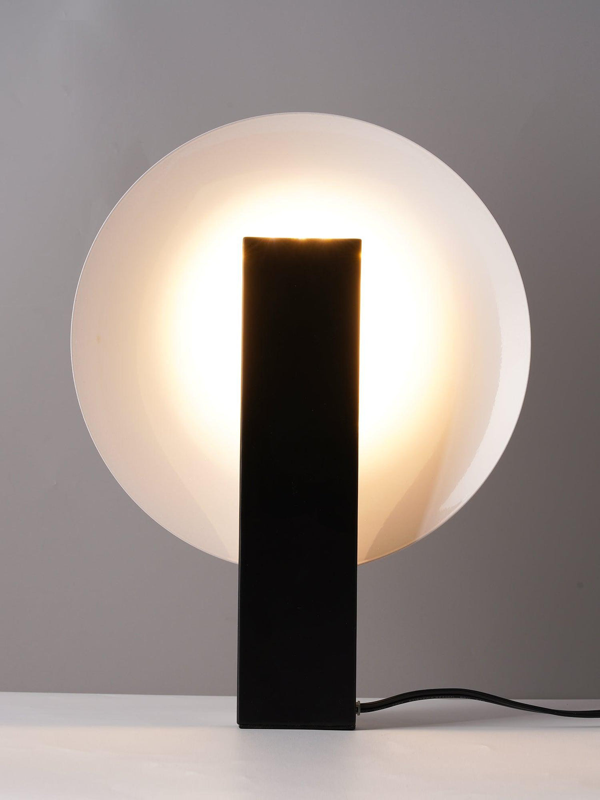 Cis minimalistyczna lampa stołowa