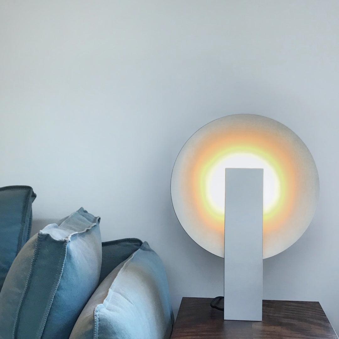 Cis minimalistyczna lampa stołowa
