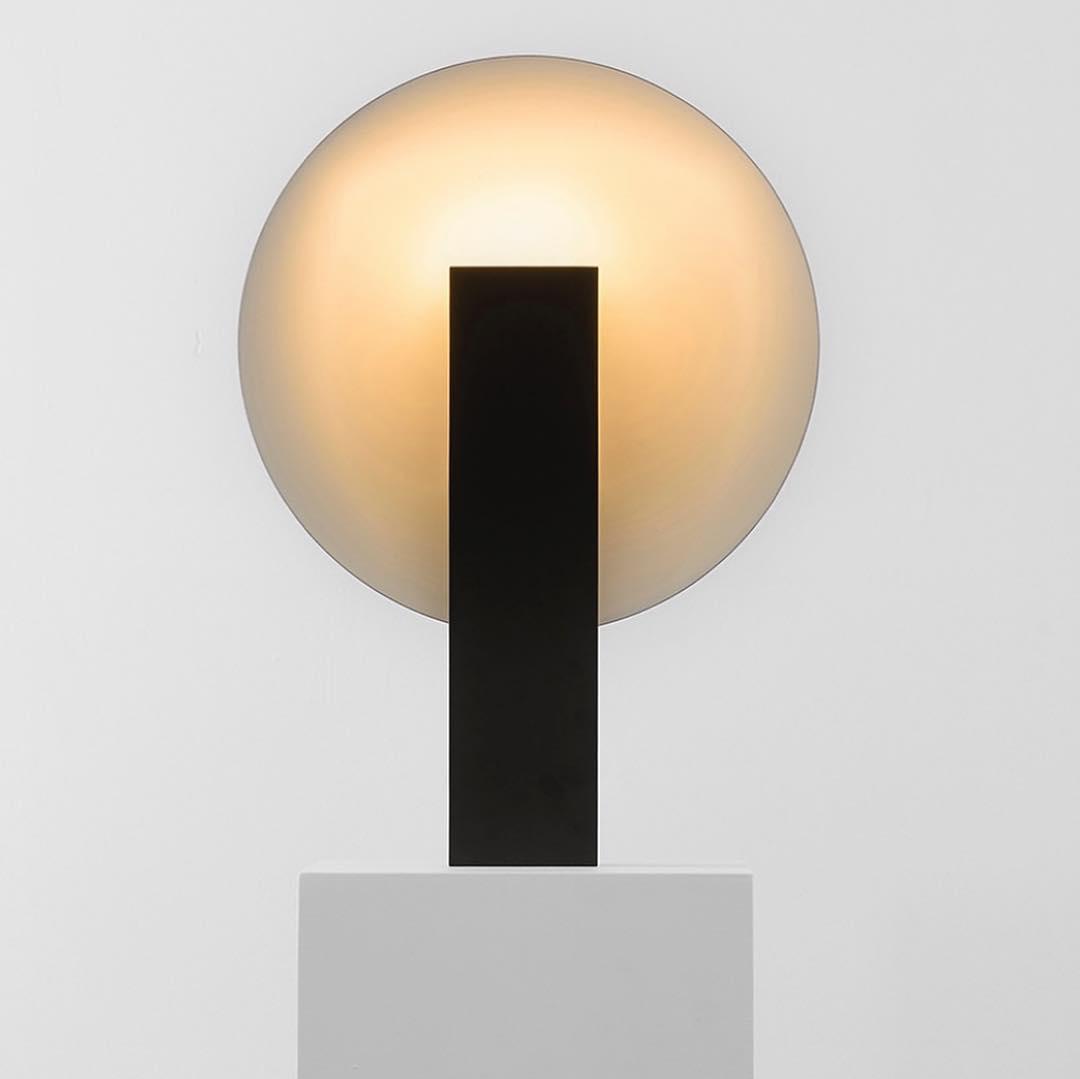 Cis minimalistyczna lampa stołowa