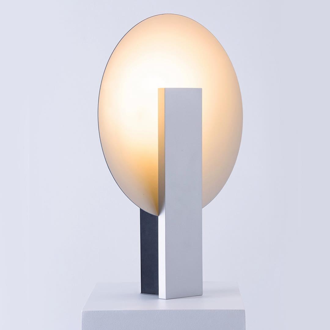 Cis minimalistyczna lampa stołowa