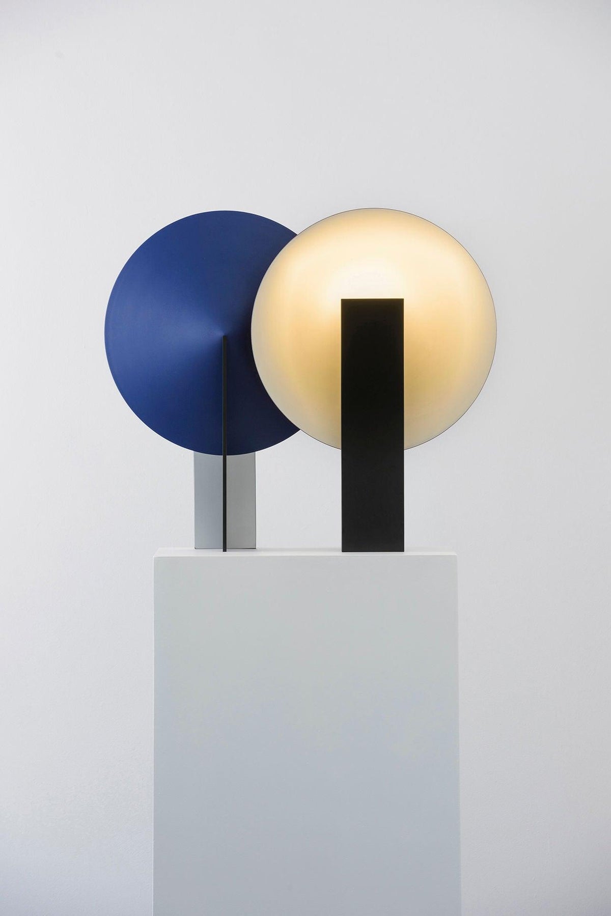 Cis minimalistyczna lampa stołowa