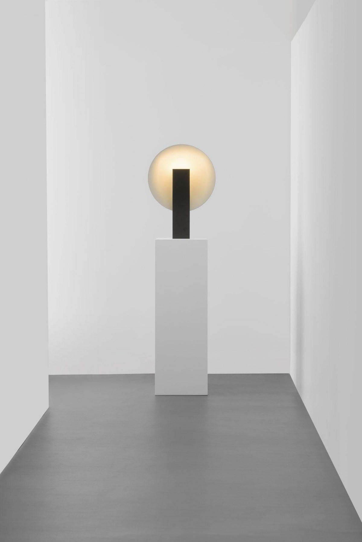 Cis minimalistyczna lampa stołowa