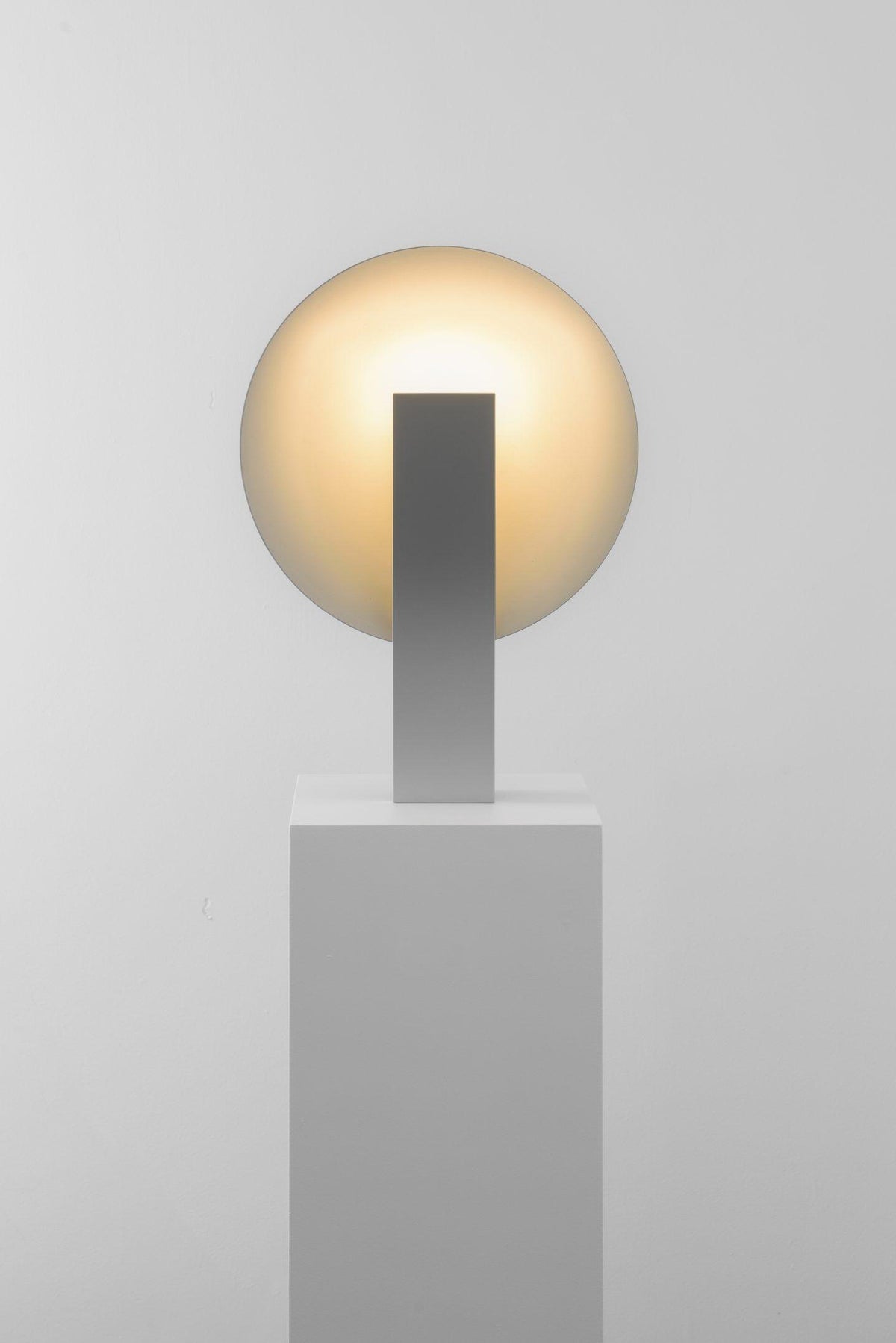 Cis minimalistyczna lampa stołowa