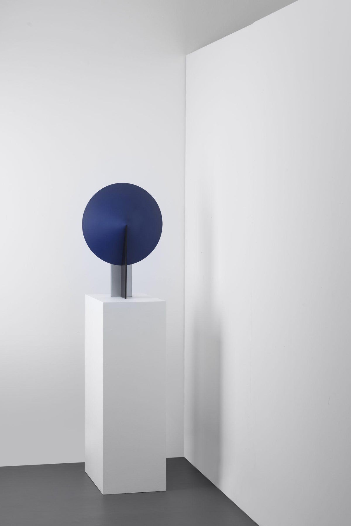 Cis minimalistyczna lampa stołowa