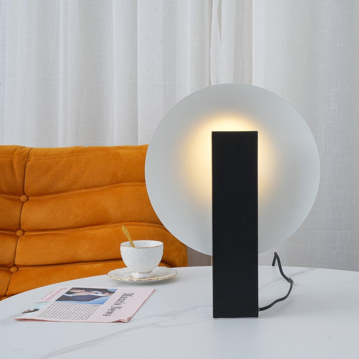 Cis minimalistyczna lampa stołowa
