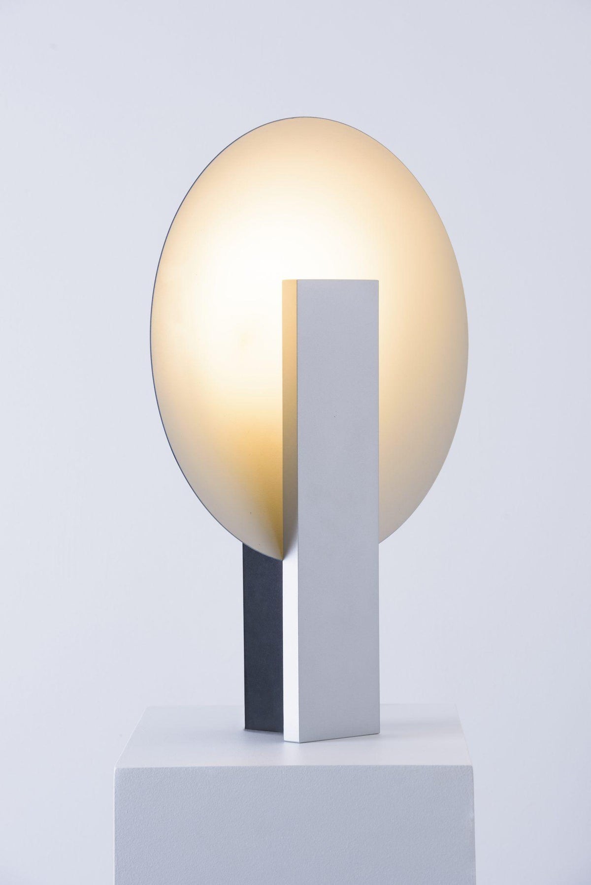 Cis minimalistyczna lampa stołowa
