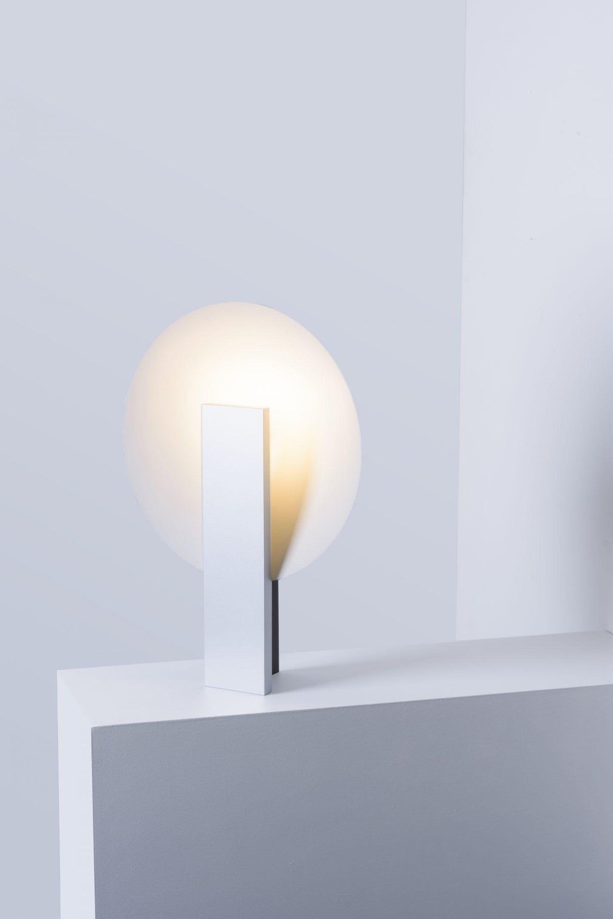 Cis minimalistyczna lampa stołowa