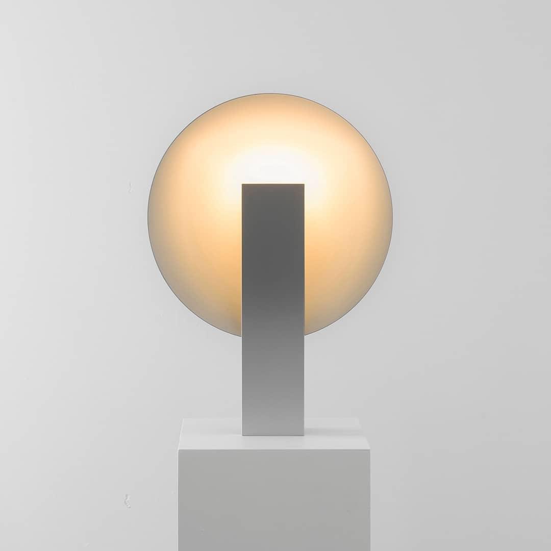 Cis minimalistyczna lampa stołowa