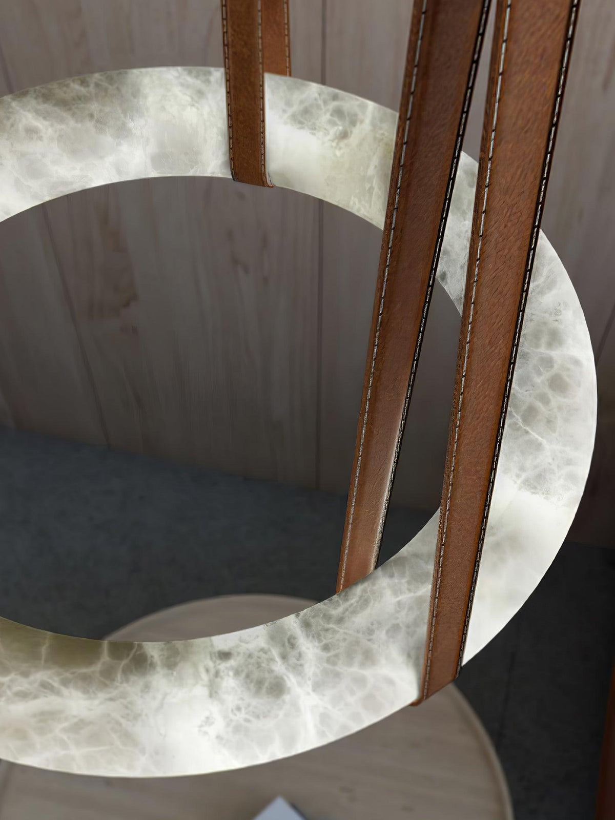 Oslo lampa wisząca Alabaster Ring Straps skandynawski
