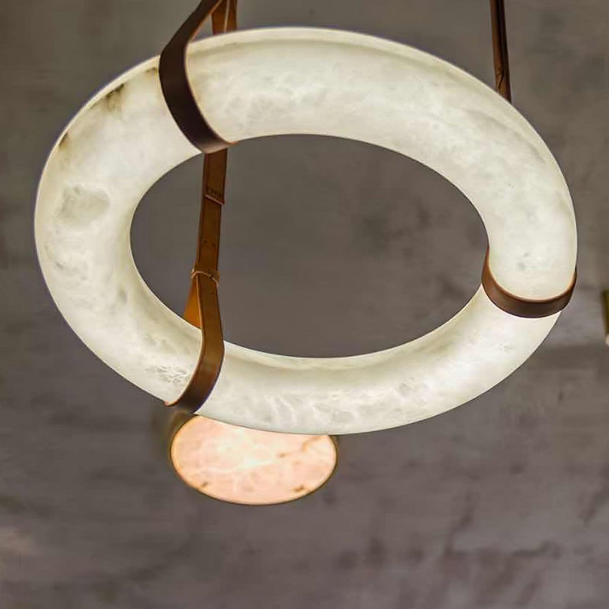 Oslo lampa wisząca Alabaster Ring Straps skandynawski