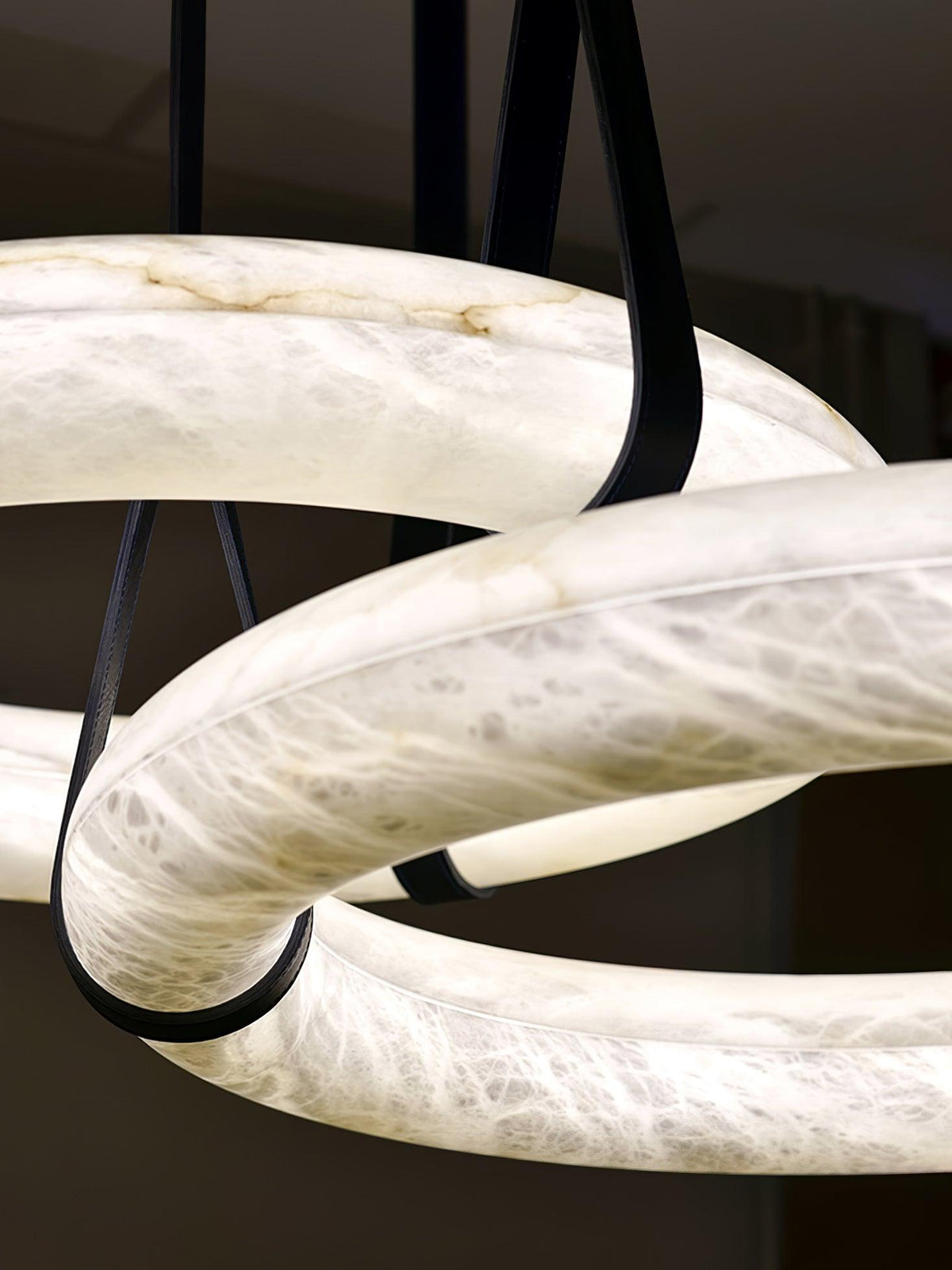 Oslo lampa wisząca Alabaster Ring Straps skandynawski