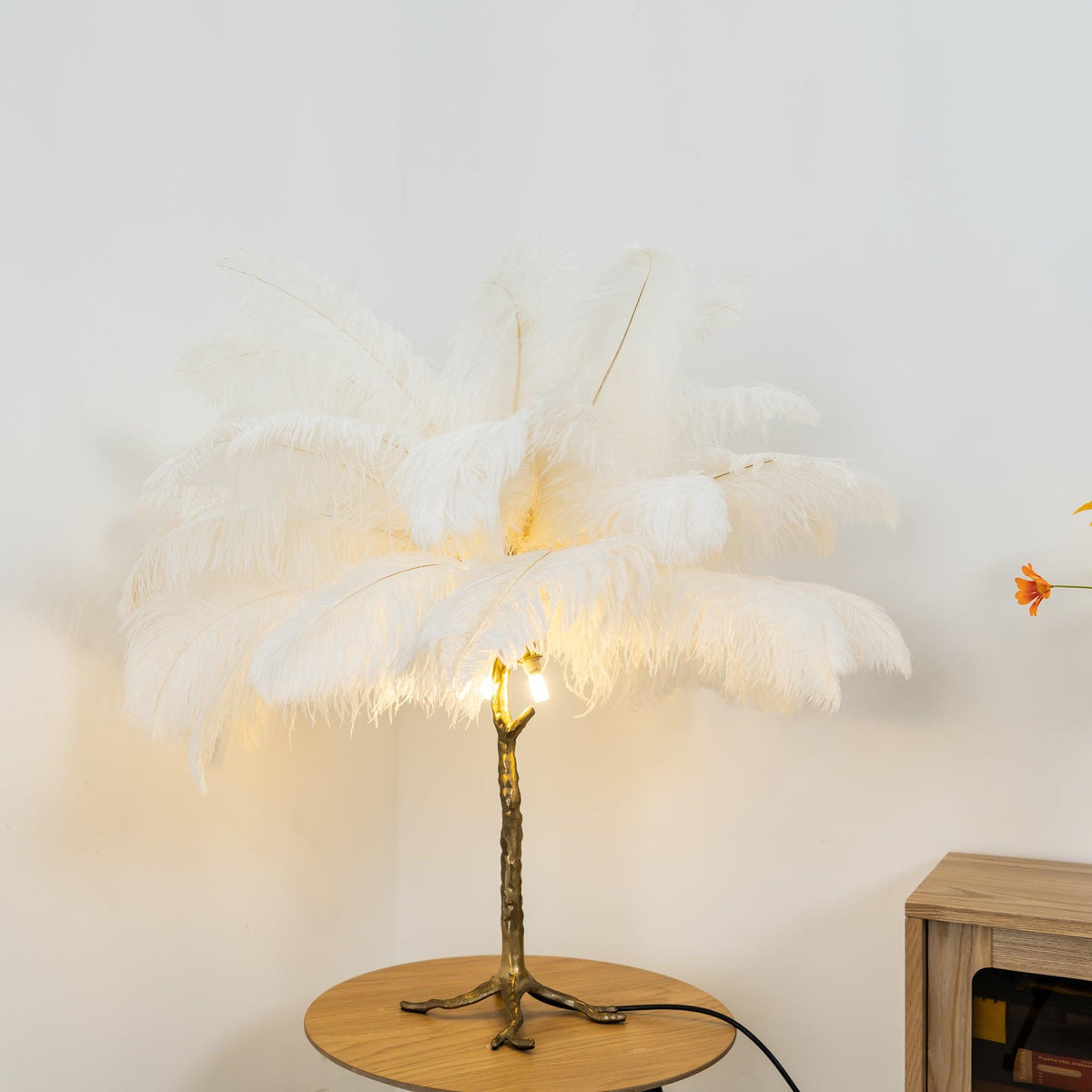 Lampa stołowa z piórami strusia