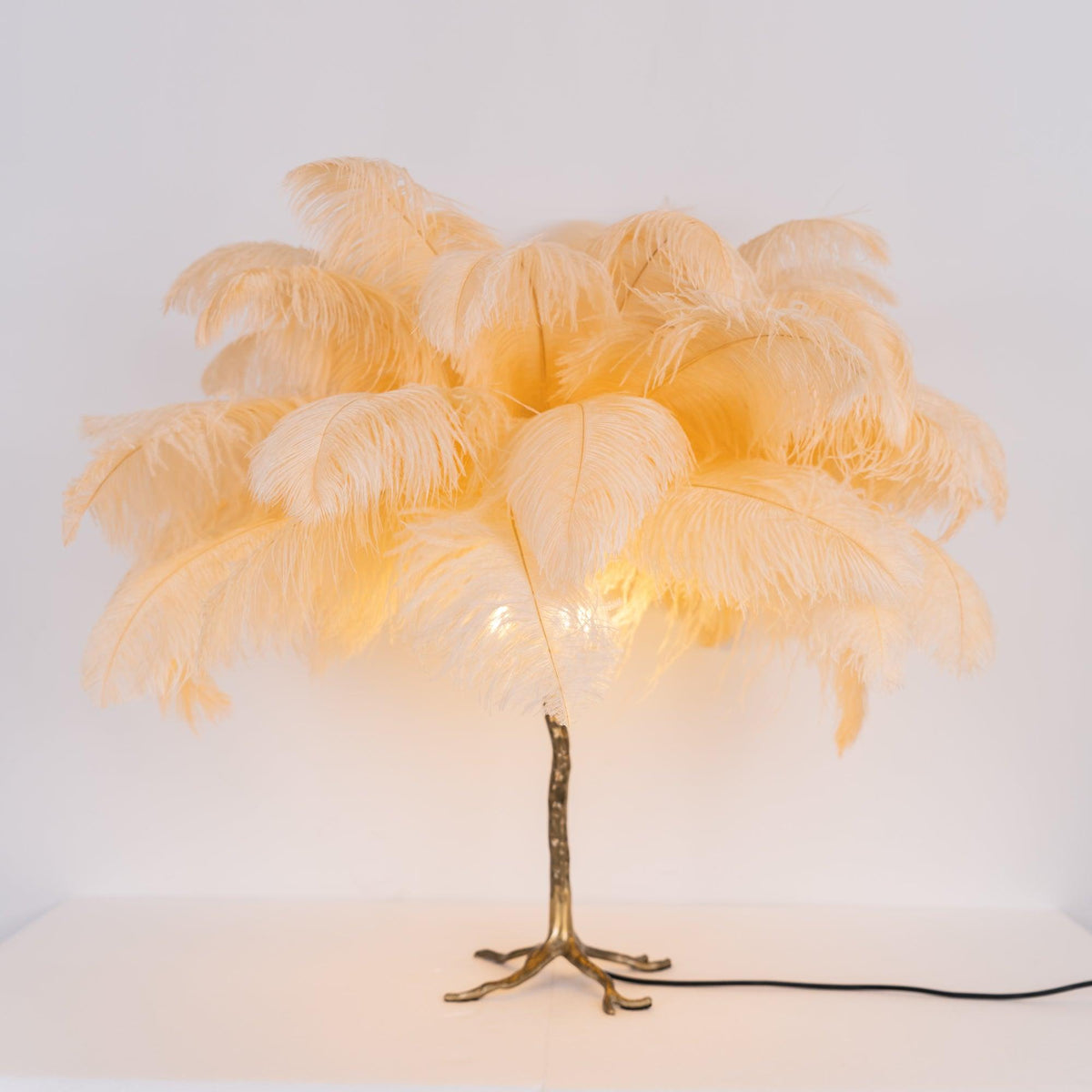 Lampa stołowa z piórami strusia