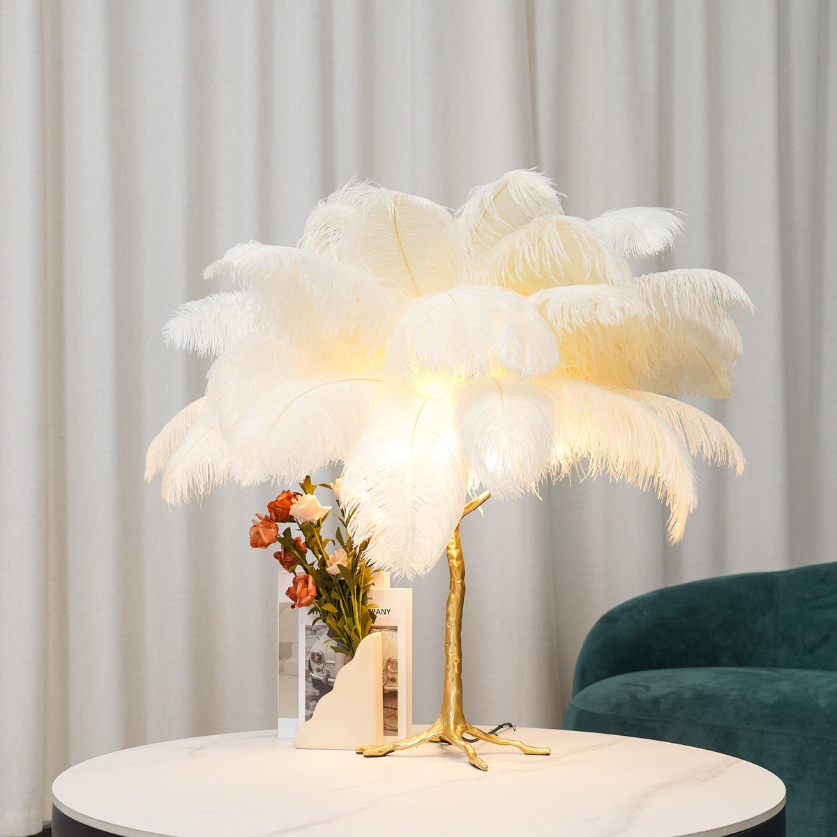 Lampa stołowa z piórami strusia