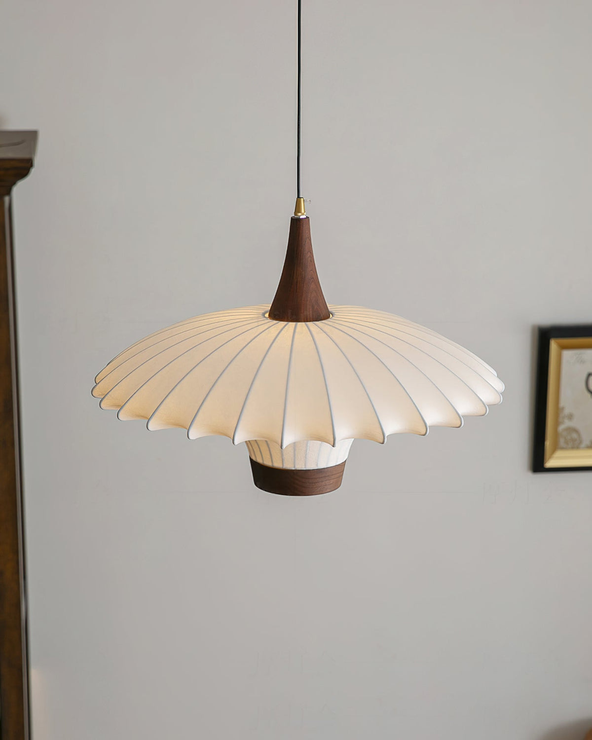 Lampa wisząca Parasol z płótna w kolorze białym, detale orzechowe