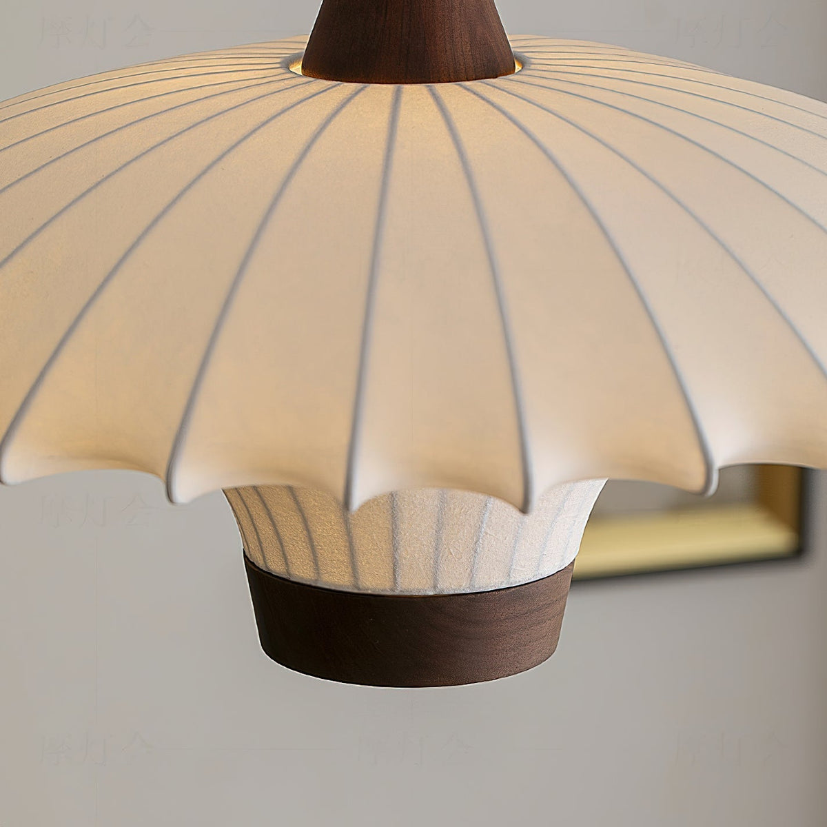 Lampa wisząca Parasol z płótna w kolorze białym, detale orzechowe