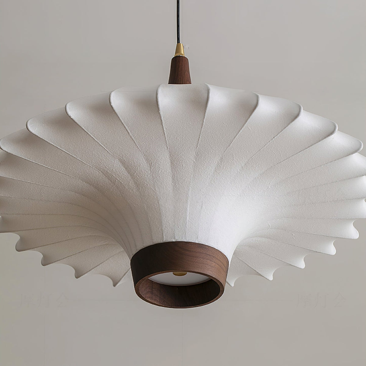 Lampa wisząca Parasol z płótna w kolorze białym, detale orzechowe