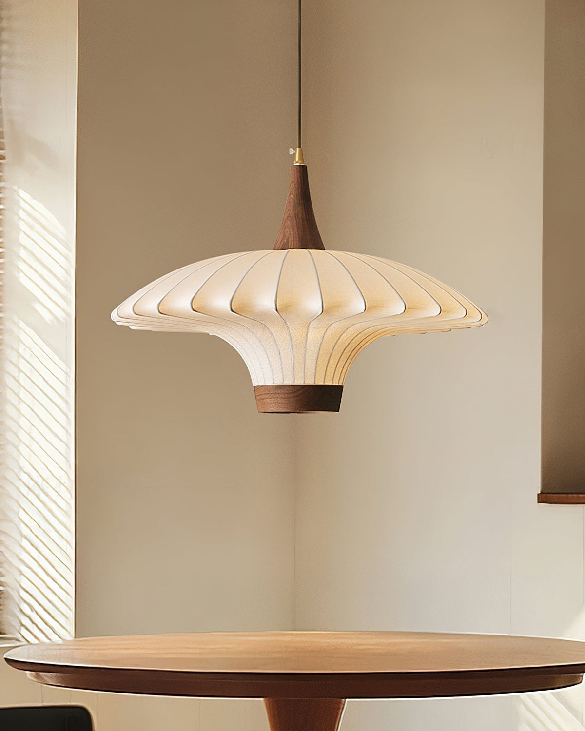 Lampa wisząca Parasol z płótna w kolorze białym, detale orzechowe