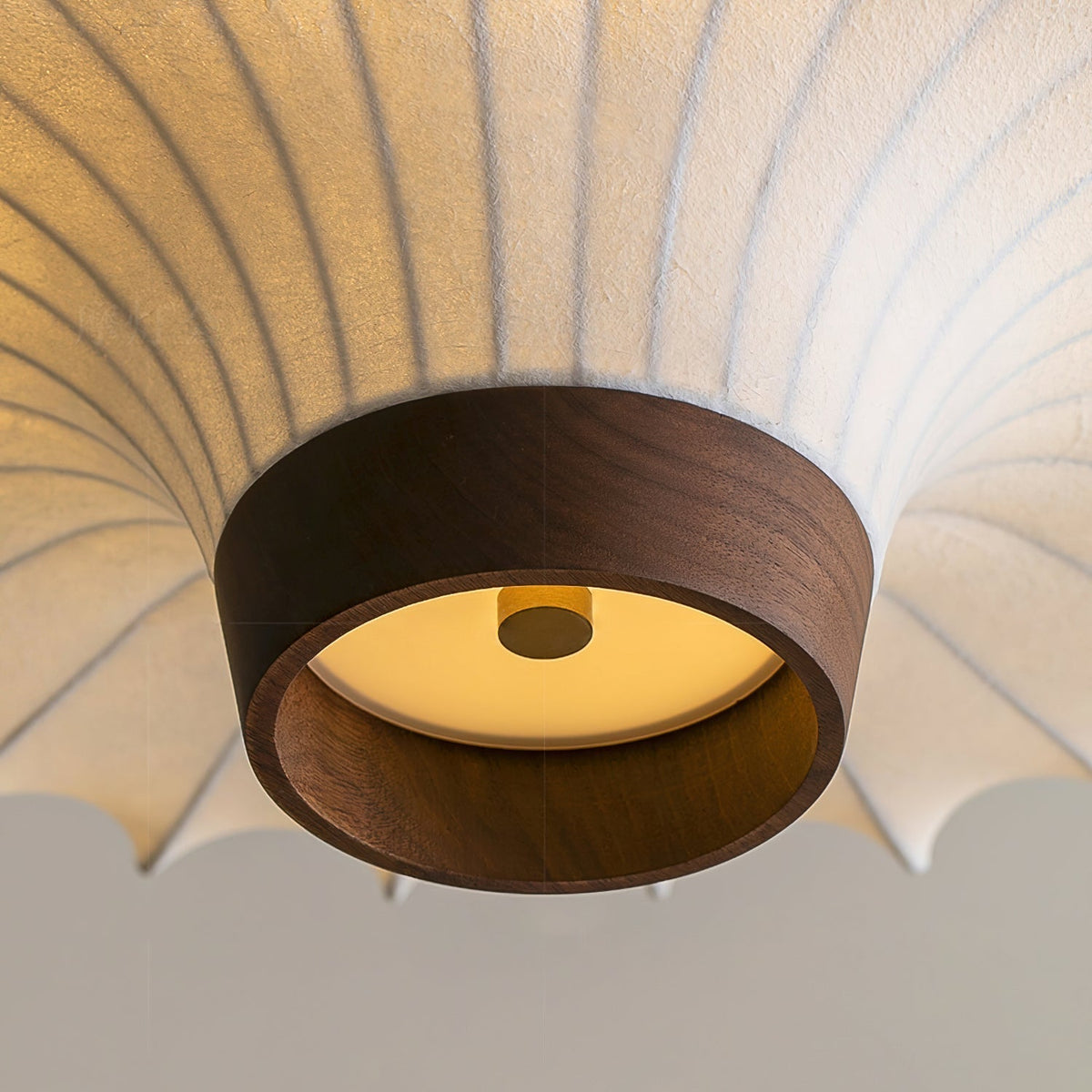 Lampa wisząca Parasol z płótna w kolorze białym, detale orzechowe