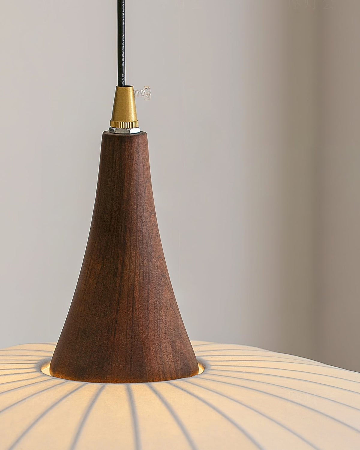 Lampa wisząca Parasol z płótna w kolorze białym, detale orzechowe