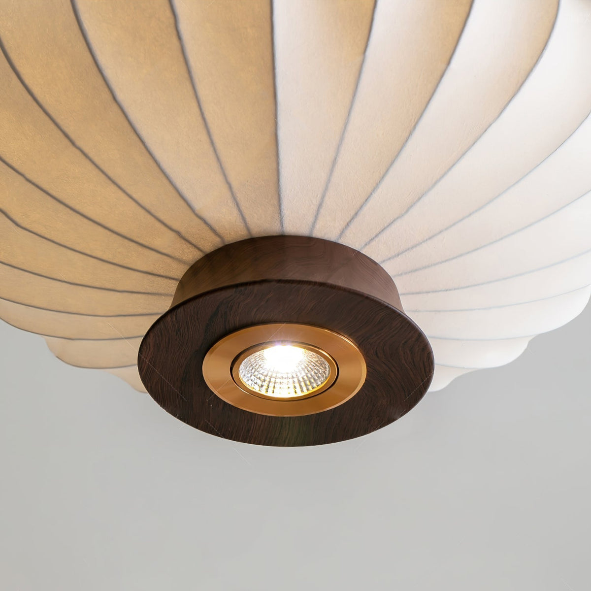 Lampa wisząca Parasol z płótna w kolorze białym, detale orzechowe