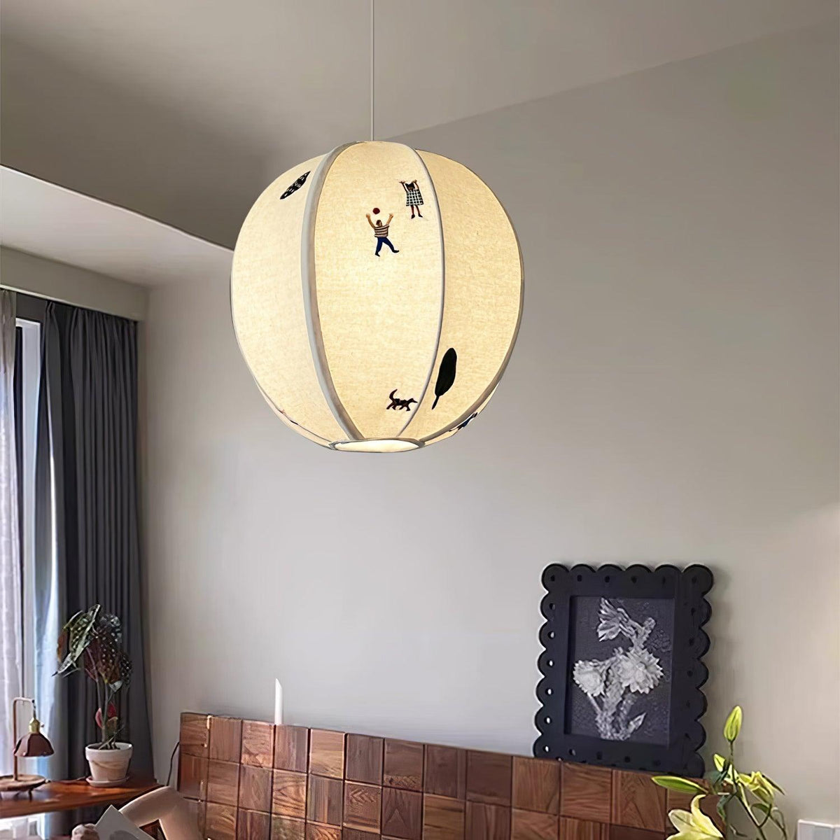 Elva lampa wisząca w kształcie papierowej kuli z rysunkiem