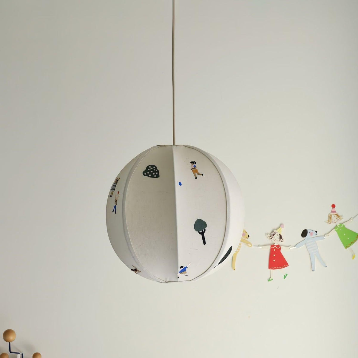 Elva lampa wisząca w kształcie papierowej kuli z rysunkiem