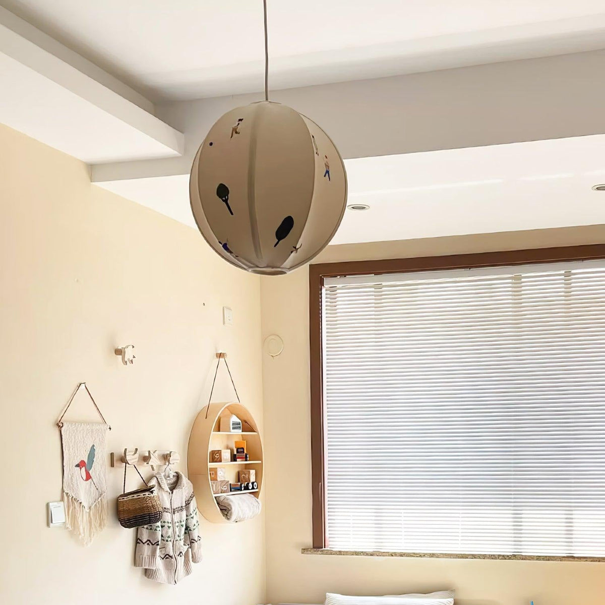 Elva lampa wisząca w kształcie papierowej kuli z rysunkiem