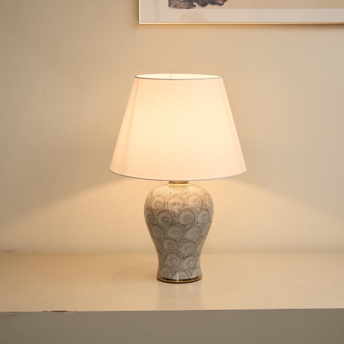 Lampa stołowa z ceramiką w kształcie wazy ze wzorem