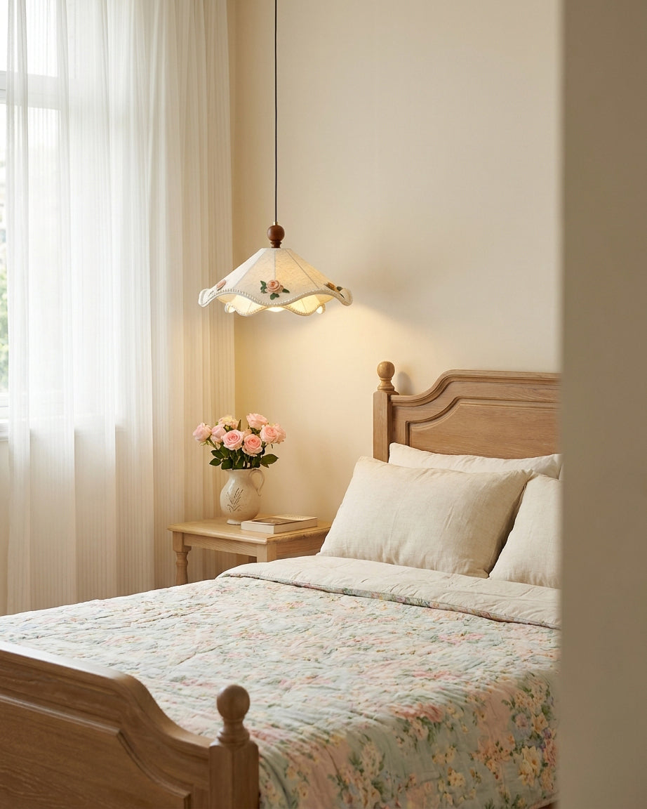 Oreleria lampa wisząca z płócienną ochronką w kremie z haftowanymi różami