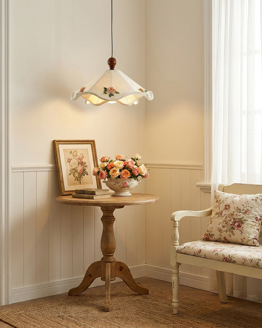 Oreleria lampa wisząca z płócienną ochronką w kremie z haftowanymi różami