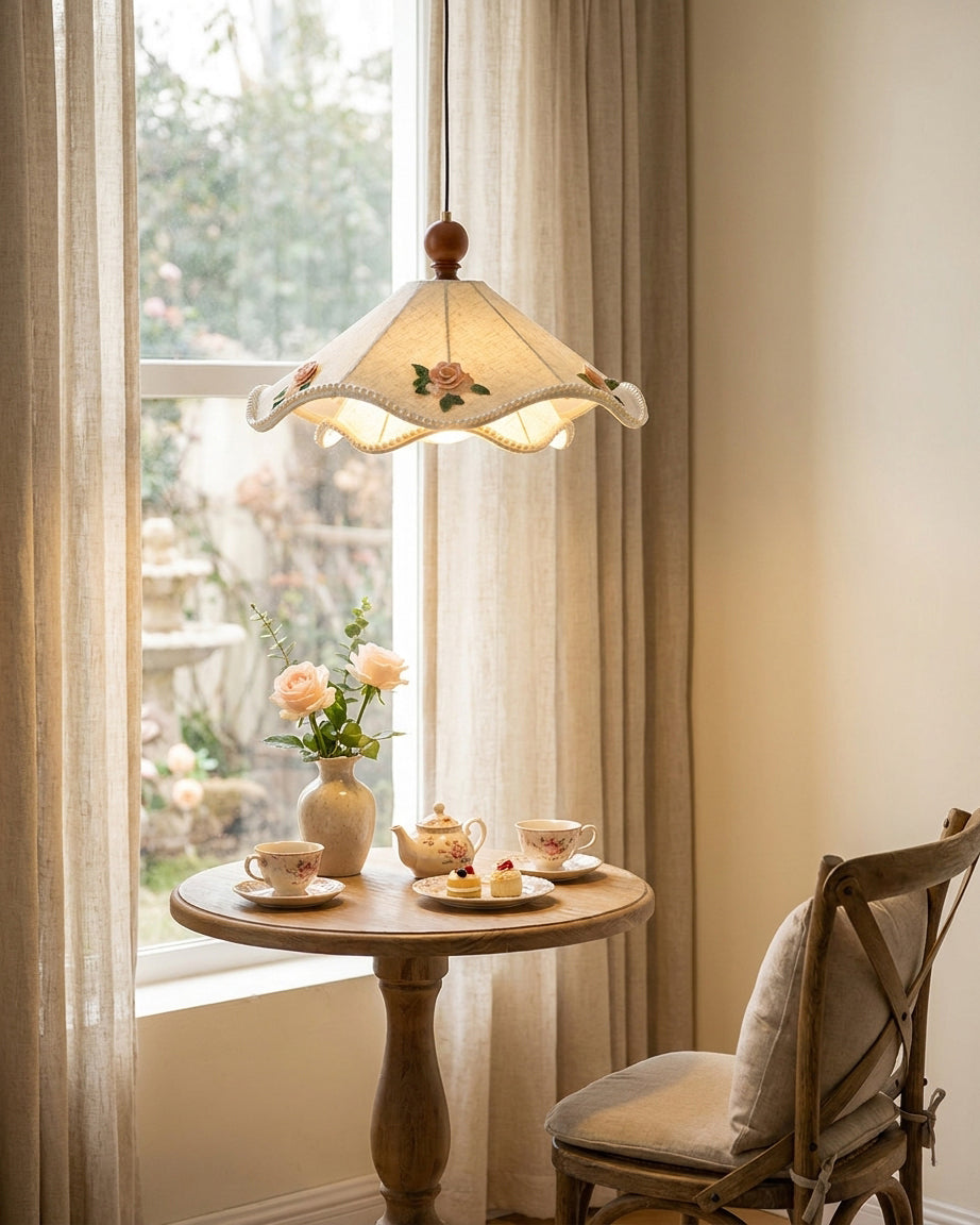 Oreleria lampa wisząca z płócienną ochronką w kremie z haftowanymi różami
