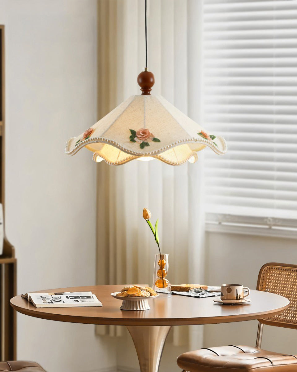 Oreleria lampa wisząca z płócienną ochronką w kremie z haftowanymi różami