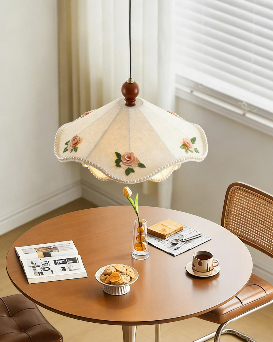 Oreleria lampa wisząca z płócienną ochronką w kremie z haftowanymi różami