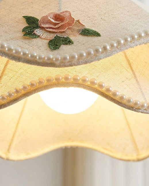 Oreleria lampa wisząca z płócienną ochronką w kremie z haftowanymi różami