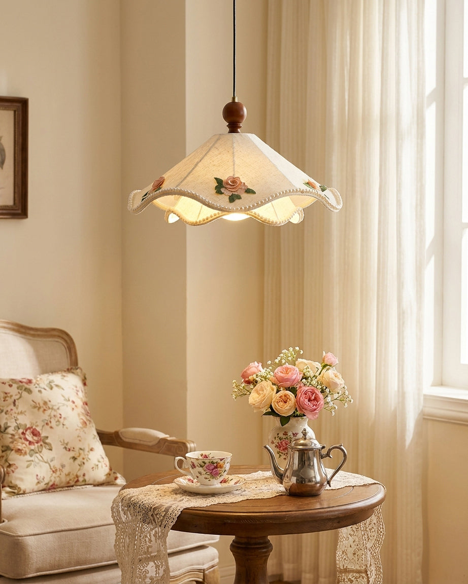 Oreleria lampa wisząca z płócienną ochronką w kremie z haftowanymi różami